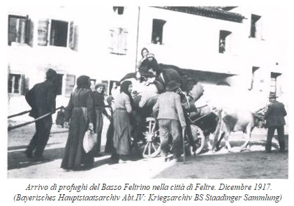 Arrivo dei profughi del Basso Feltrino nella città di Feltre (Fonte: Testimonianze ed immagini della Grande Guerra)