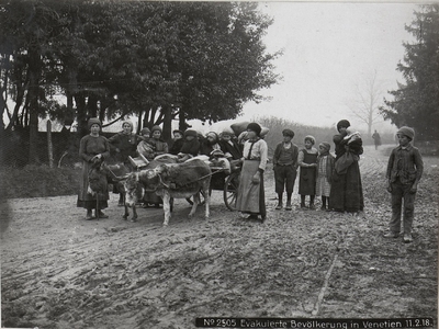 Evacuazione di civili in Veneto, inverno 1918. (Fonte: Europeana)