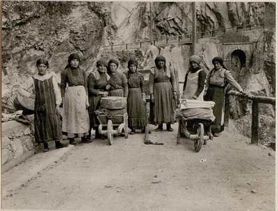 Requisizione di formaggio a Dogna, 1917. (Fonte: Europeana)