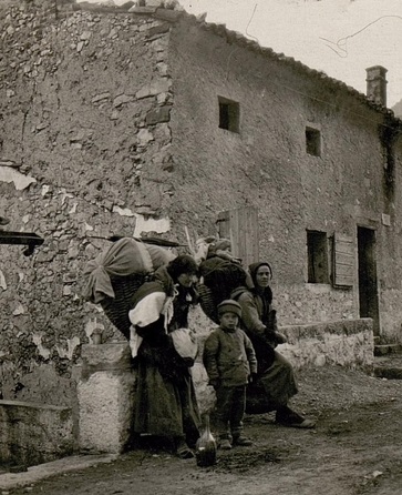Donne e bimbi in fuga, 1917. (Fonte: Europeana)