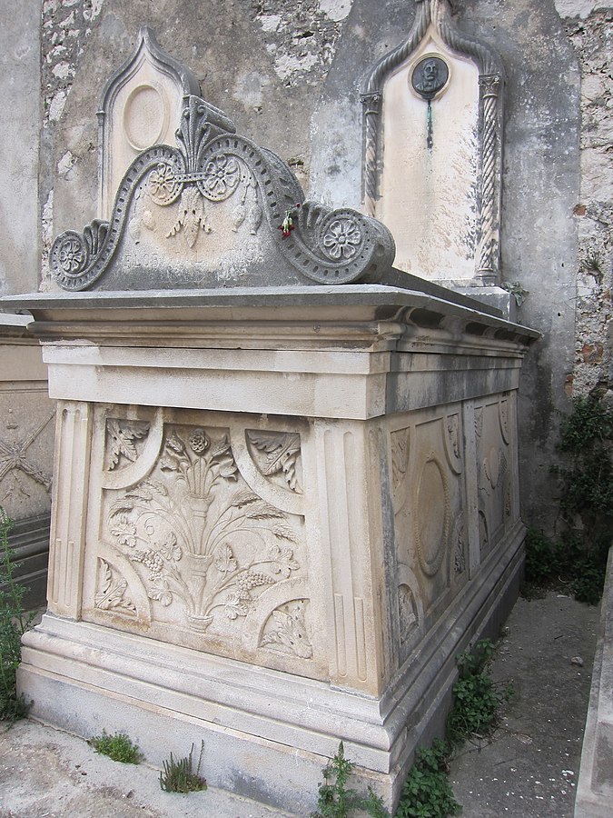 Tomba di Roberto De Visiani al cimitero di Sebenico