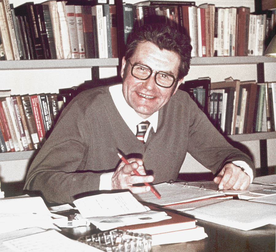 Cesare Pecile nel suo studio. 1976