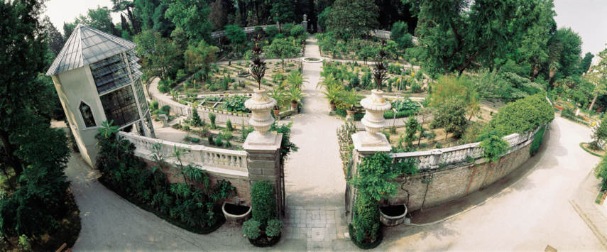 View of the historical part of the botanical garden, with the <em>Hortus cinctus</em> and the greenhouse of the so-called Goethe’s palm