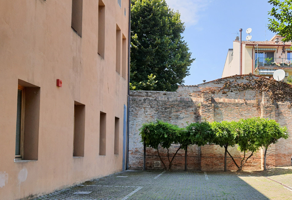 XX 5 cortile ginnastica oggi parcheggio