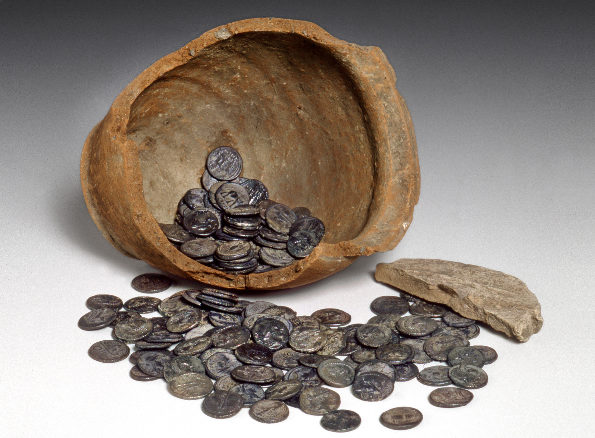 Tesoretto di via A. Gabelli: vaso fittile contenente denari