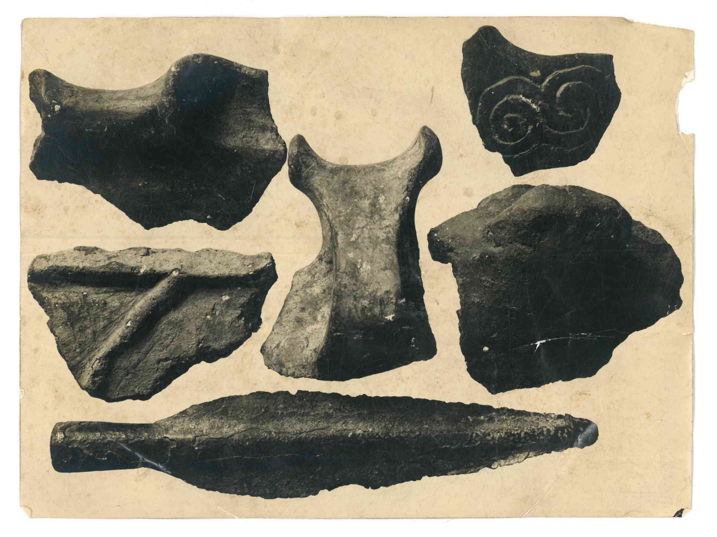 Nella didascalia sul retro della fotografia: "Ceramica e lancia dell'età del Bronzo, provenienti da scavi eseguiti a Caltrano (Collezione Guido Cibin)"
